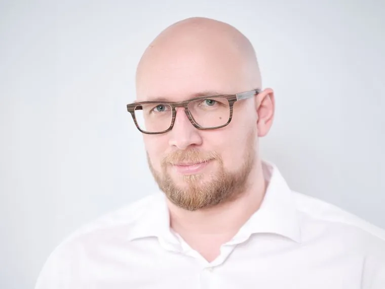 Sebastian Schlerege am Arbeitsplatz – Mediendesign Augsburg